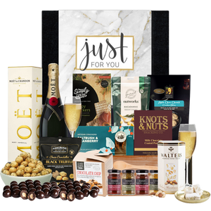 luxury-moet-champagne-hamper-for-her.png