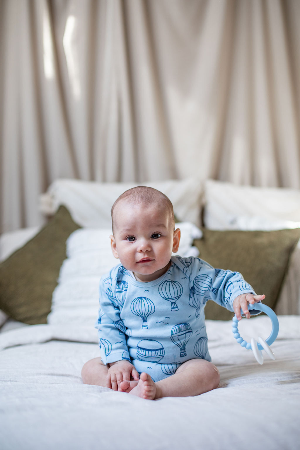 winibeads_blue_white_teether.jpg